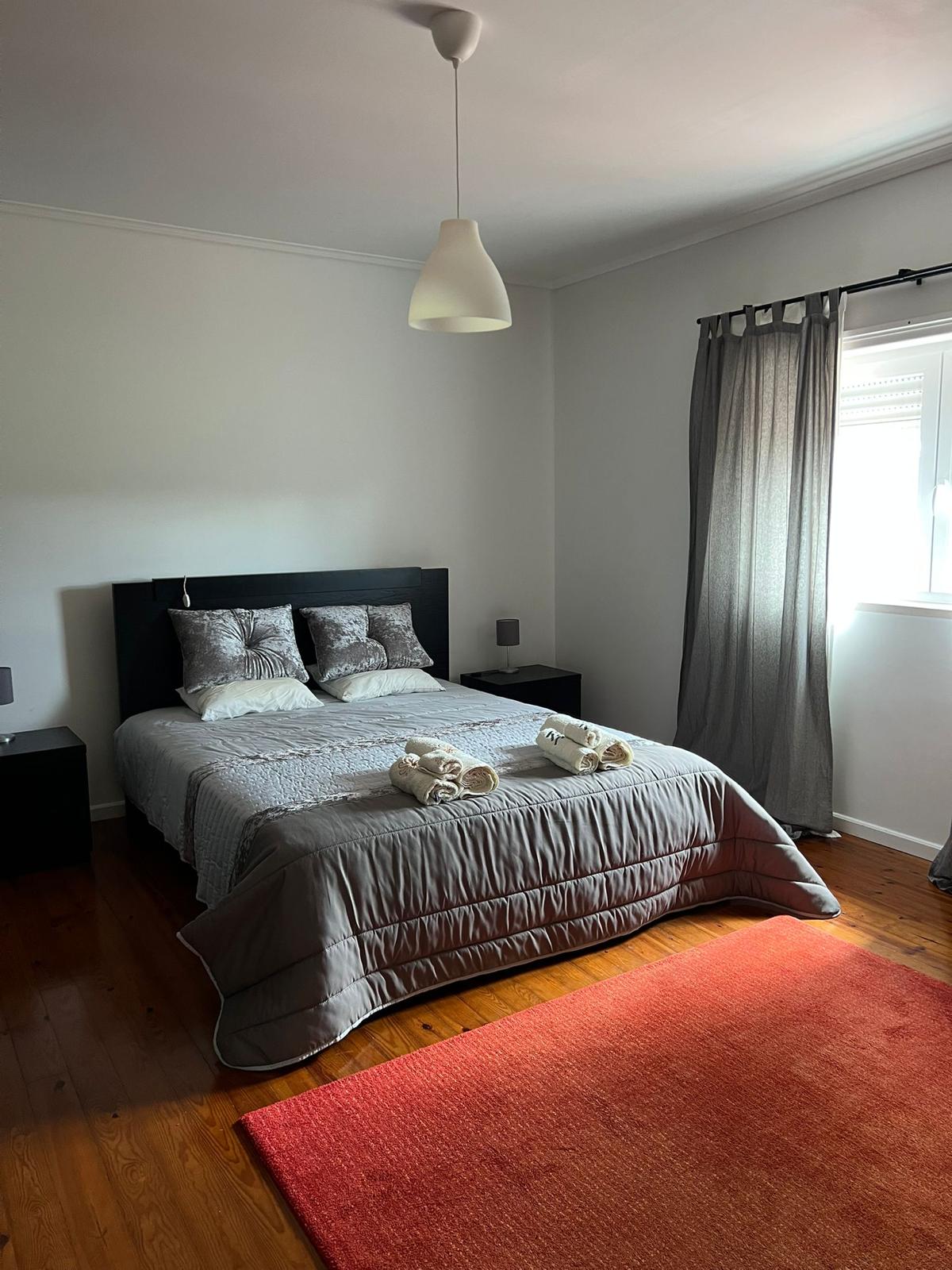 Quarto de casal em tons cinza — piso privativo
