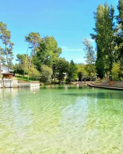 Areal e água calma junto à praia fluvial de Mira